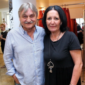 S manželkou Isabelou Siegelovou tvoří již řadu let nerozlučný pár.