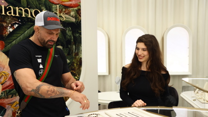 FOTO: Attila Végh si na výběru šperků dal záležet.