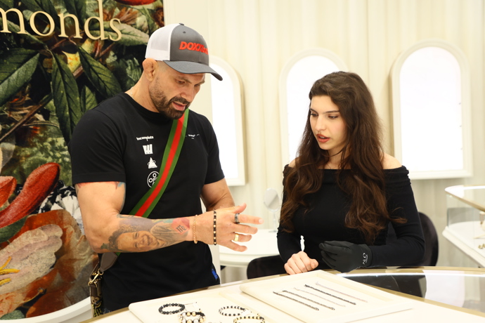 FOTO: Attila Végh si vybral šperky za pořádný balík peněz. – stránka 62