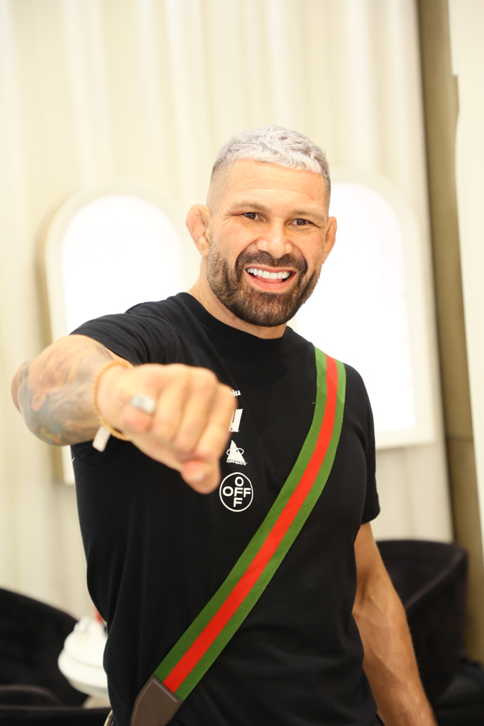 FOTO: Attila Végh měl radost i z prstenu. – stránka 57