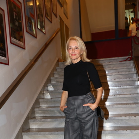 Šedivé kalhoty s vysokým pasem využila Žilková o pár dnů později na módní přehlídce a tentokrát si k nim vystačila s černým tričkem.