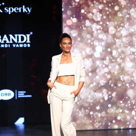 Kalhoty s vysokým pasem a sako můžete ozvláštnit crop topem.