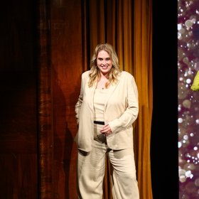 Na nedávné přehlídce nechyběla ani plus size modelka Natálie Debnárová, která předvedla pískově béžový kalhotový kostýmek. 