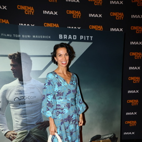 Zpěvačka Radka Pavlovčinová tentokrát pustila k vodě extravaganci a vybrala si krásné letní zavinovací šaty, které doplnila trendy bílou kabelkou.