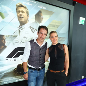 Herec Martin Kraus vynikal mezi pány v nestárnoucí kombinaci bílé košile a džínů, které doplnil klasickou pánskou vestičkou.