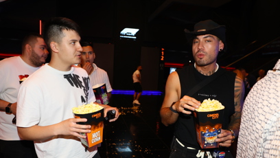 FOTO: Celebrity si dopřávaly popcorn.