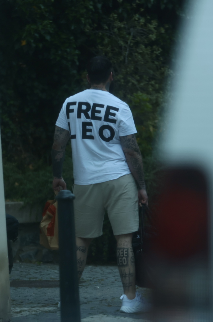 FOTO: Leo Beránek s trikem s nápisem „Free Leo“. – stránka 69
