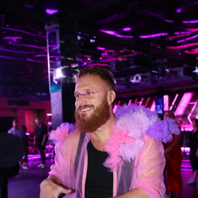 Během rozhovoru se vrátil i ke svým pocitům z dětství, kdy si kvůli šikaně dlouhé roky připadal jako neoblíbený kluk.