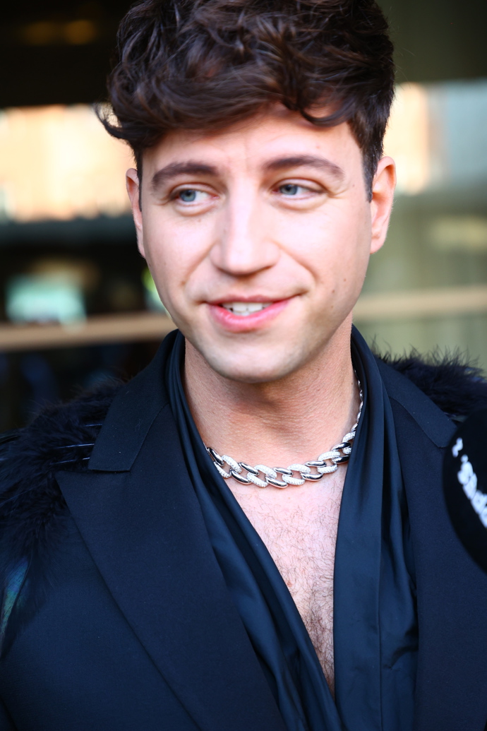FOTO: Milan Peroutka doladil outfit o výrazné šperky. – stránka 85