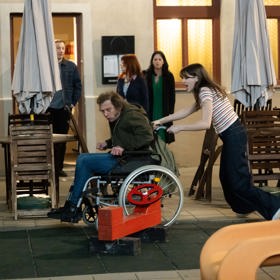 Osazenstvo Království hraček uspořádá mejdan. Lukáš a Sára to roztočí tak, že je přijede uklidnit policie.