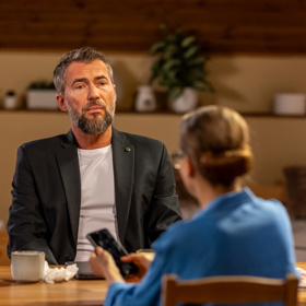 Egon se snaží Soně vysvětlit, že zatímco ona kope kolem sebe a vyřizuje si účty, jejich syna Erika kvůli tomu šikanují.