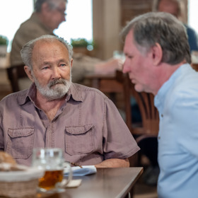 Přesto je Vlasta Pešek nejspokojenější v hospodě, kde si může pokecat a zanadávat u fotbalu.