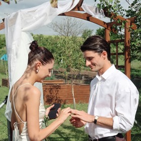 Bratr Nikol Švantnerové se oženil.