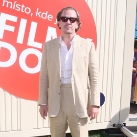 Hercova barevná paleta čítá spíš neutrální barvy. To ale neznamená, že jeho outfity jsou nudné – právě naopak