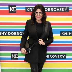 O poznání štíhlejší Ilona Csáková se pyšní také sexy brýlemi s výraznými obroučkami. 