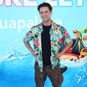 Pestrobarevný kousek Jan Komínek doplnil basic černým tričkem a olivovými šortkami.