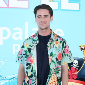 Jan oblékl nepřehlédnutelnou košili se svěžími, letními prvky květin i ovoce.