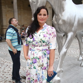 Květované šaty na bílém podkladu Jitce Čvančarové moc slušely a samozřejmě u tohoto typu šatů je nutné zvýraznit pas. 