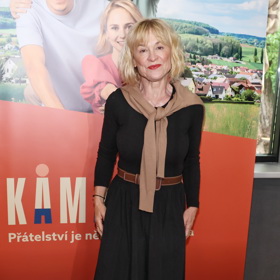 Herečka Dana Batulková svůj černý outfit projasnila trendy hnědými tóny v barvě roku.