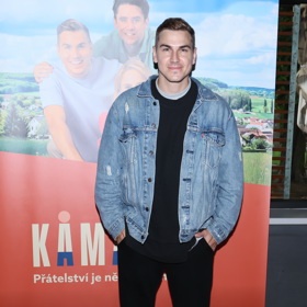 David Gránský se rozhodl pro kompletně černý outfit, který ozvláštnil bílými teniskami a džínovou bundou. 