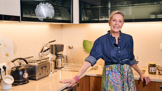 V moderní kuchyni Heleny Vondráčkové: Zavařuje tady své legendární okurky a v noci sem chodí mlsat