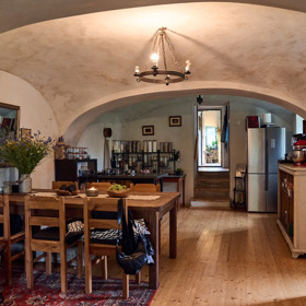 Celkový pohled na obytnou místnost s provizorní kuchyní