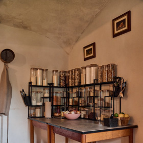 Pult, na kterém se prozatím odehrává kuchařské umění Pavla Berkyho.