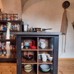 Starožitná almárka s nádobím