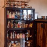 Další kuchyňské ingredience jsou také pečlivě uloženy.