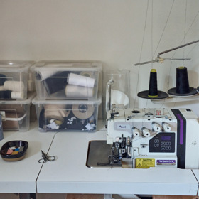 Statek Pavla Berkyho ukrývá i šicí kout vybavený speciálním šicím strojem. Overlock je šicí stroj profesionálů.