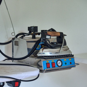 Nechybí ani napařovací žehličky pro machry.