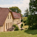 Pohled na dům Ladi Kerndla ze svahu nad ním