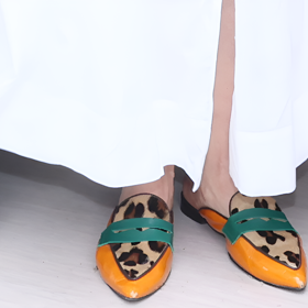 Hana Vagnerová vsadila na extravagantní mules se zvířecím vzorem a zajímavými barevnými prvky.