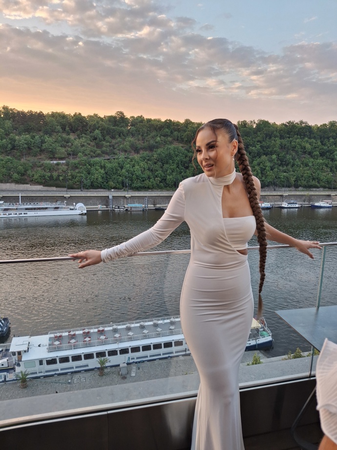 FOTO: Monika Bagárová zapózovala. – stránka 12