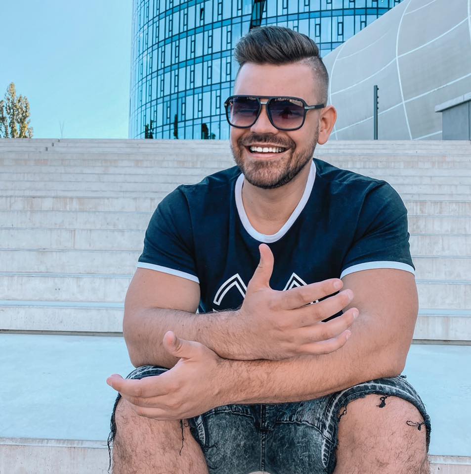 Pětatřicetiletý muž se živí jako DJ.