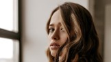 Natálie (28): Vdala jsem se, abych utekla od manipulativní mámy. Teď můj manžel chce, abych byla jako jeho matka