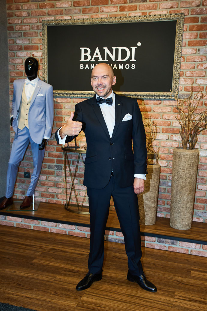 FOTO: Láďa měl ze svého nákupu radost. – stránka 39