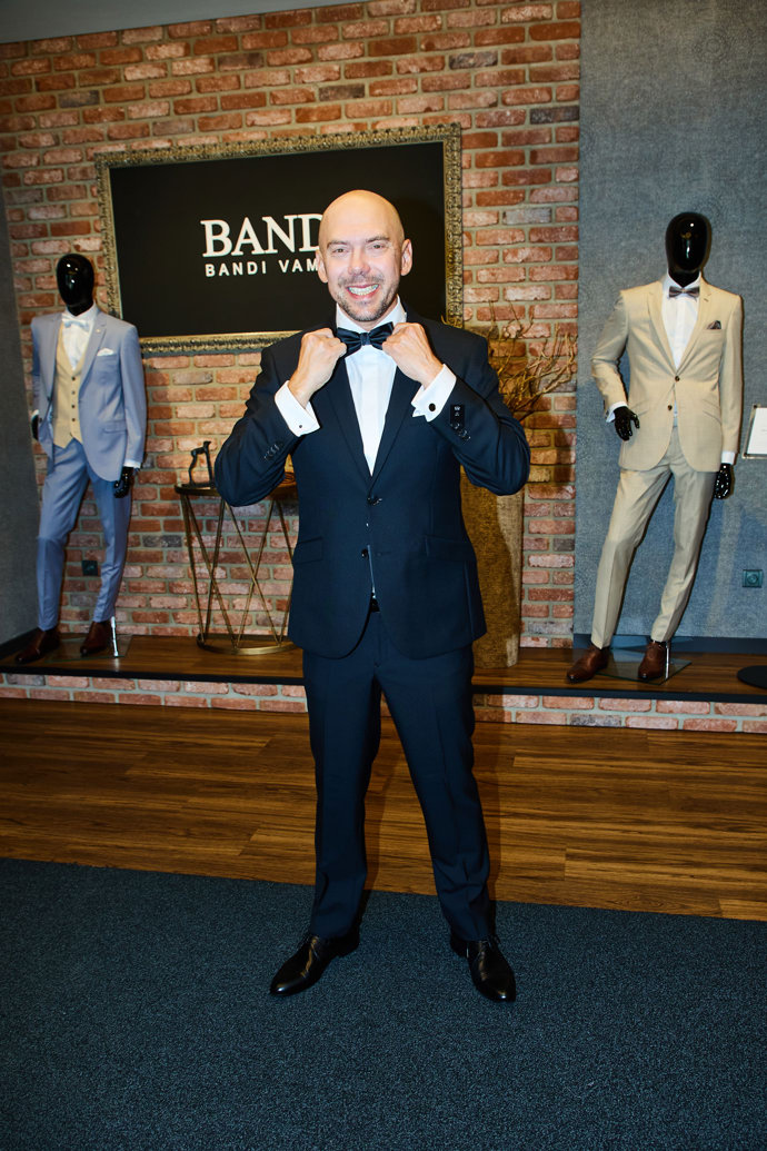 FOTO: Láďa v obchodě Bandi. – stránka 33