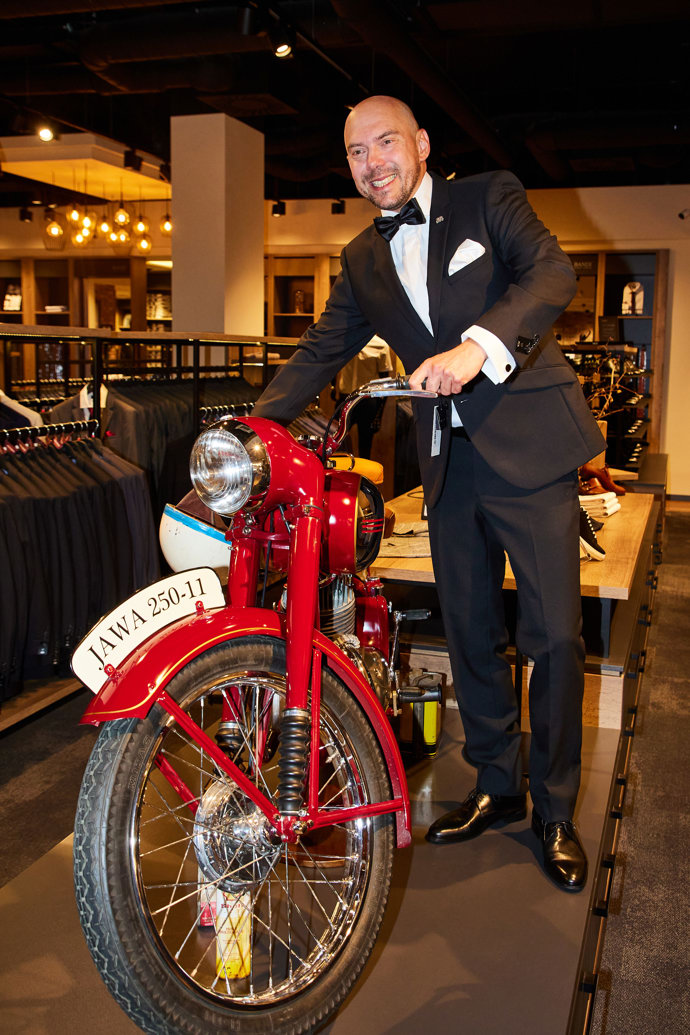 FOTO: Láďa Hruška jako James Bond. – stránka 29