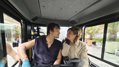 FOTO: Jordan Haj a Emma Smetana za volantem úklidového vozu.