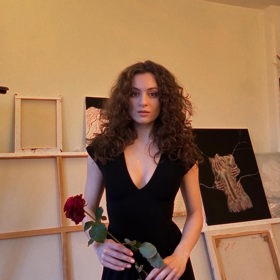 Lily je krásná žena. 