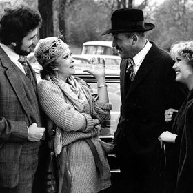 Ve filmu si kromě Zdeňka Srstky zahrála celá plejáda českých hvězd včetně Jiřiny Bohdalové nebo Nadi Konvalinkové.