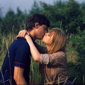 Na snímku ze seriálu jsou Jan Hartl a Lenka Kořínková.