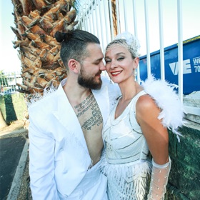 David Pleva si na svatbu nevzal košili, sako oblékl na holé tělo. 