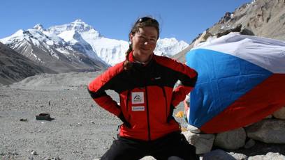 FOTO: Klára Kolouchová u Mount Everestu.