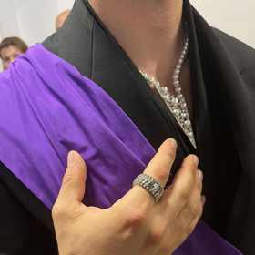 Outfit Milan doplnil diamantovými šperky v hodnotě 5 milionů korun. 