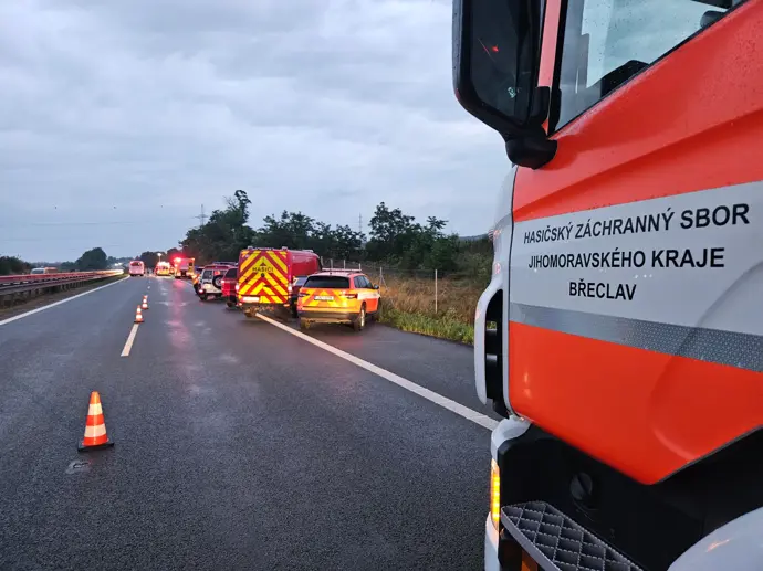 FOTO: Zásah záchranářů u nehody na D2.
