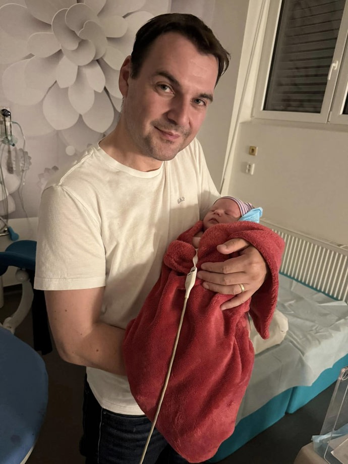 FOTO: Petr Macinka se stal tatínkem. – stránka 5