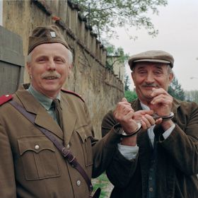 Ve druhém příběhu musí eskortovat do věznice recidivistu a podvodníka Holuba. (na snímku Petr Brukner a Josef Somr)
