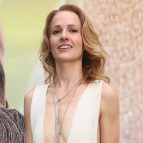 Herečka si ale zachovala šmrnc a vkus. Šaty s hlubokým výstřihem byly dlouhé až na zem, v decentní barvě a dekolt vyplnil elegantní dlouhý náhrdelník 